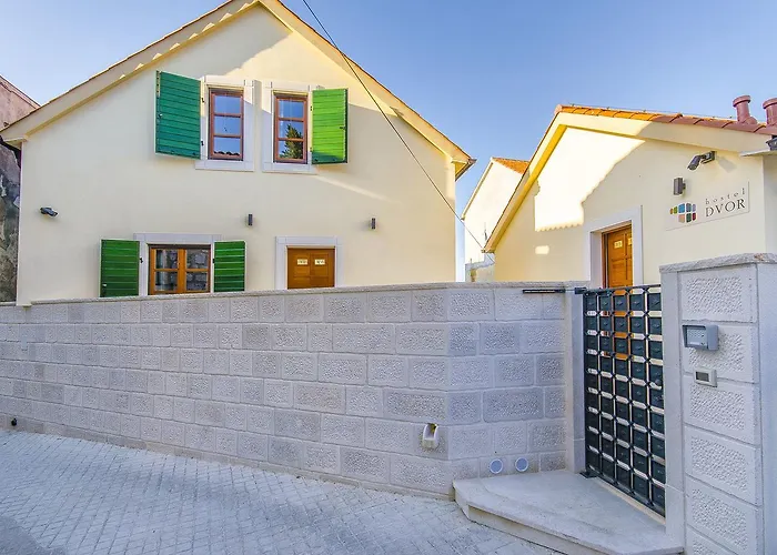 Hostel Dvor